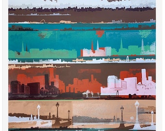 Può includere: Stampa astratta di una città con un design a strati. La stampa presenta uno skyline multicolore con tonalità marroni, verde acqua, verdi, arancioni e rosa. La parte inferiore della stampa mostra una scena di spiaggia con lampioni.