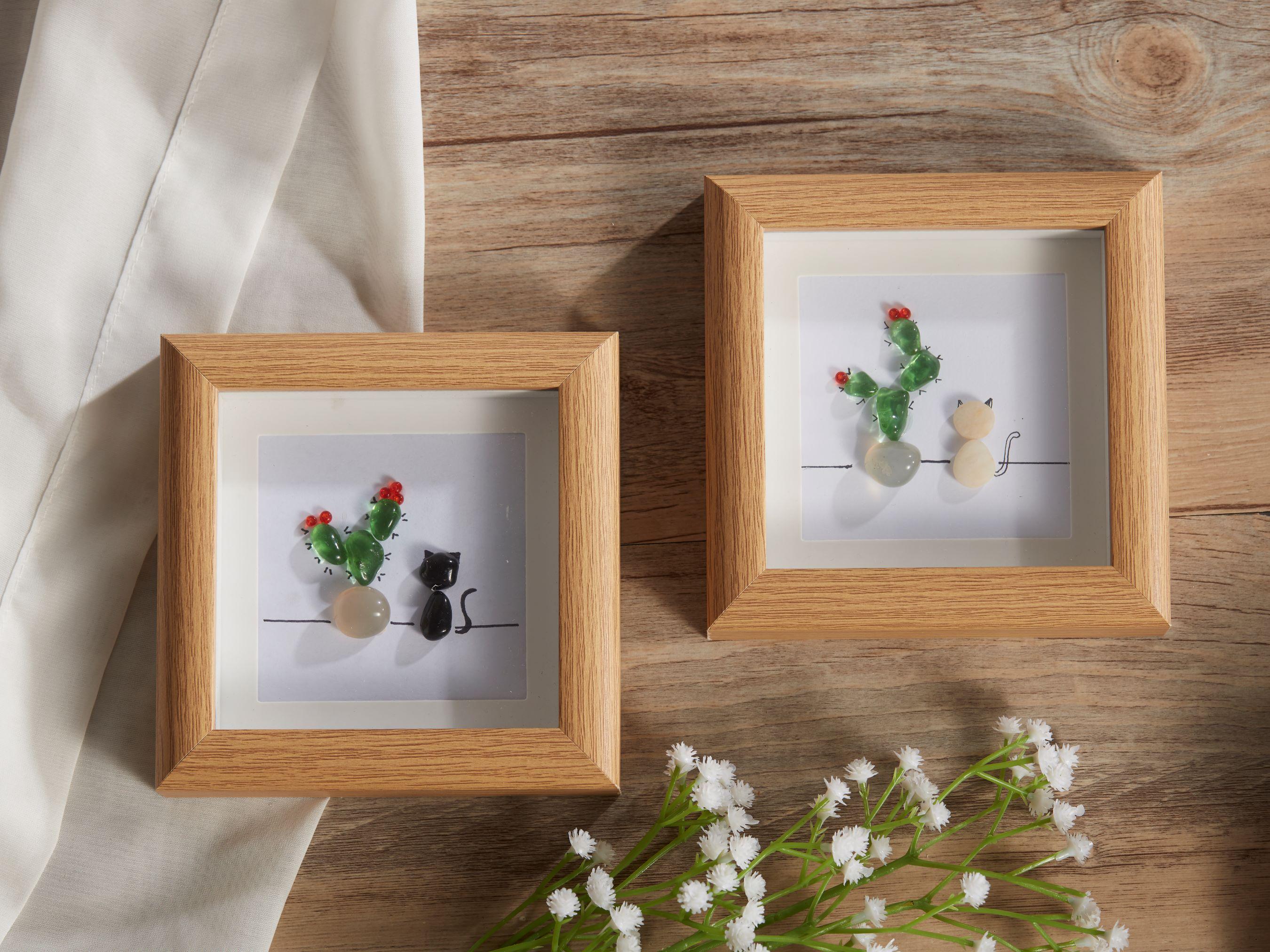 シーグラスの猫とサボテンのアート：海岸沿いのミニチュア額入りアート