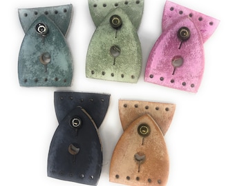 4 Leder-Verschlüsse in Blattform in Whitewash ~ 25 mm breit für Perlen-Designs