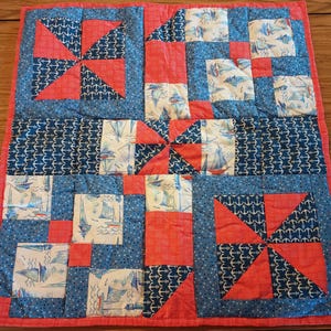 Babyquilt, babyjongen of meisje, zeilboten, ankers, rood, wit, blauw, perfect als douchecadeau. Klein formaat voor autostoeltje, wieg en vloerspeelgoed