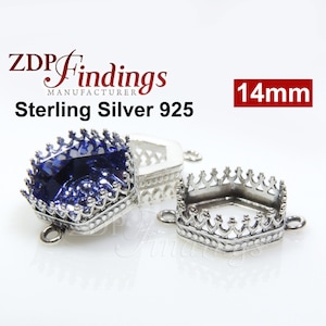 Puede incluir: Dos engastes de bisel de plata de ley 925 con diseño de corona. Los engastes tienen un tamaño de 14 mm y una forma hexagonal. Un engaste tiene una piedra preciosa azul.