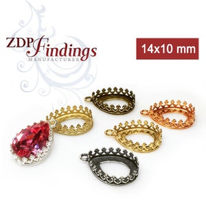 Könnte beinhalten: Vier Anhängerfassungen in verschiedenen Ausführungen: Gold, Silber, Antikmessing und Kupfer. Jede Fassung hat eine Tropfenform mit einer 14x10 mm Öffnung und einem kronenartigen Design am Rand. ZDP Findings Manufacturer.
