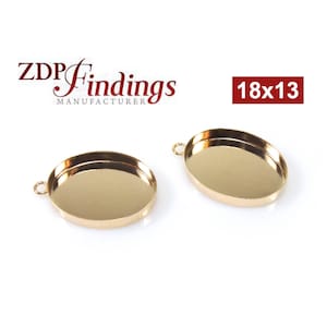 Könnte beinhalten: Zwei ovale Anhänger-Tabletts in Gold, jeweils mit einer Öse zum Anbringen einer Kette oder Schnur. Die Tabletts sind 18 mm x 13 mm groß.