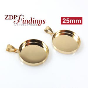 Könnte beinhalten: Zwei goldfarbene Metall-Anhänger-Tabletts, jedes mit einer runden, glatten Oberfläche. Die Tabletts haben einen Durchmesser von 25 mm. ZDP Findings Manufacturer.