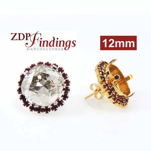 Pode incluir: Um par de engastes de brincos dourados com uma moldura redonda de 12 mm e um halo de cristal vermelho. Os engastes de brincos são projetados para segurar uma pedra redonda em cabochão.