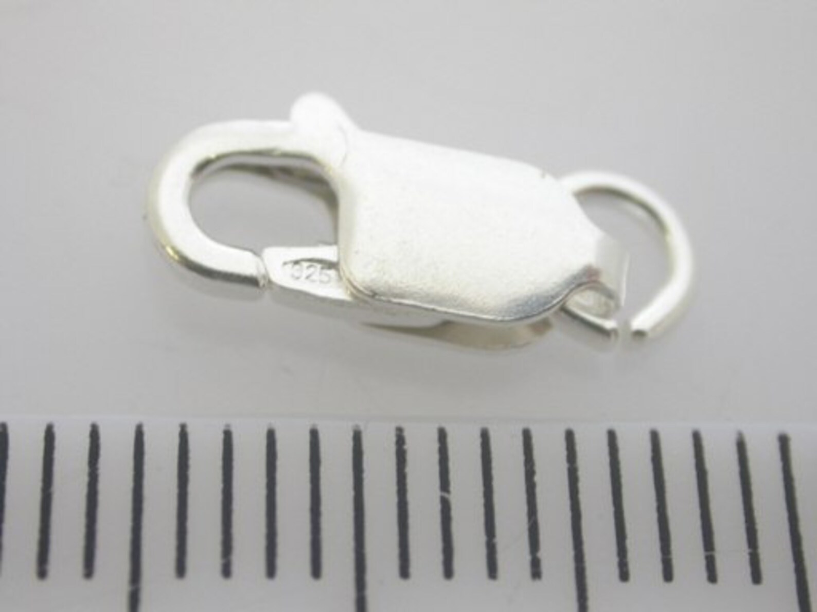 Замочек толщина пуговичка. Размер пуговиц. Замок свадебный сиреневый сердечком. Из каких материалов изготавливают пуговицы 3 класс. Золотой навесной замочек.