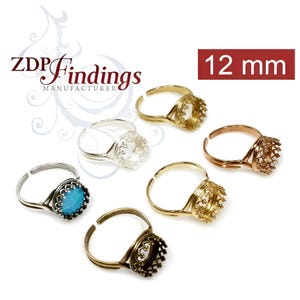 Può includere: Cinque basi per anelli regolabili con una montatura da 12 mm. Le montature hanno un design a corona e sono disponibili in argento, oro, bronzo e rame.