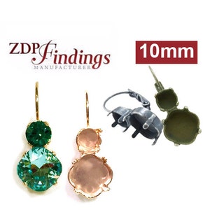 Puede incluir: Dos engastes de pendientes de oro con una bisel redonda de 10 mm, uno con una piedra preciosa verde y otro con una bisel transparente. La imagen también muestra los engastes de pendientes sin las piedras.