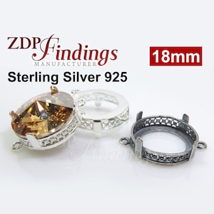 Puede incluir: Engaste de bisel de plata de ley 925 con una abertura redonda de 18 mm. El engaste de bisel tiene un delicado diseño de filigrana y dos bucles en el lateral. El engaste se muestra con una piedra preciosa transparente y facetada.