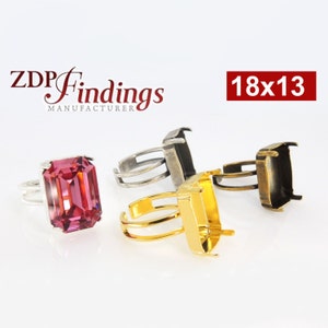 Puede incluir: Tres engastes de anillo para engastar piedras. Los engastes son en plata, oro y bronce. Los engastes son para una piedra de 18x13mm. La imagen también muestra una piedra rosa engastada en un engaste de anillo de plata.