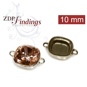 Puede incluir: Dos engastes metálicos de color plateado antiguo para piedras preciosas cuadradas de 10 mm. Un engaste tiene una piedra preciosa rosa clara en su lugar. El texto "ZDP Findings Manufacturer" es visible en la esquina superior izquierda de la imagen. El texto "10 mm" es visible en la esquina superior derecha de la imagen.