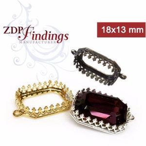 Puede incluir: Tres engastes de bisel para una piedra rectangular. Los engastes son de 18x13 mm y se muestran en acabados de oro, plata y latón antiguo. Los engastes tienen un diseño de corona alrededor del perímetro.