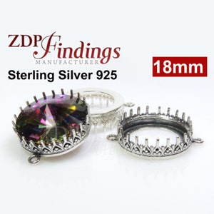 Puede incluir: Engaste de bisel de plata de ley 925 para una piedra de 18 mm. El engaste tiene un borde decorativo y dos bucles para sujetar una cadena o un cordón.