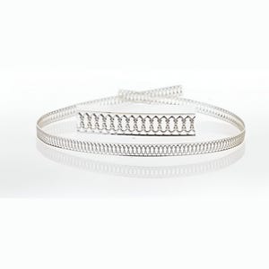 Puede incluir: Una diadema de metal plateado con un delicado diseño calado. La diadema presenta un patrón repetitivo de formas ovaladas conectadas. También se ve una pieza separada, más corta, del mismo diseño.