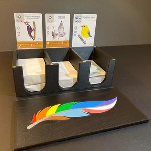 Spannweite Vogel-Kartenhalter und Display - 3D gedruckte, wunderschöne Regenbogenfeder, plus zusätzliche Box zur Aufbewahrung der Torkarten