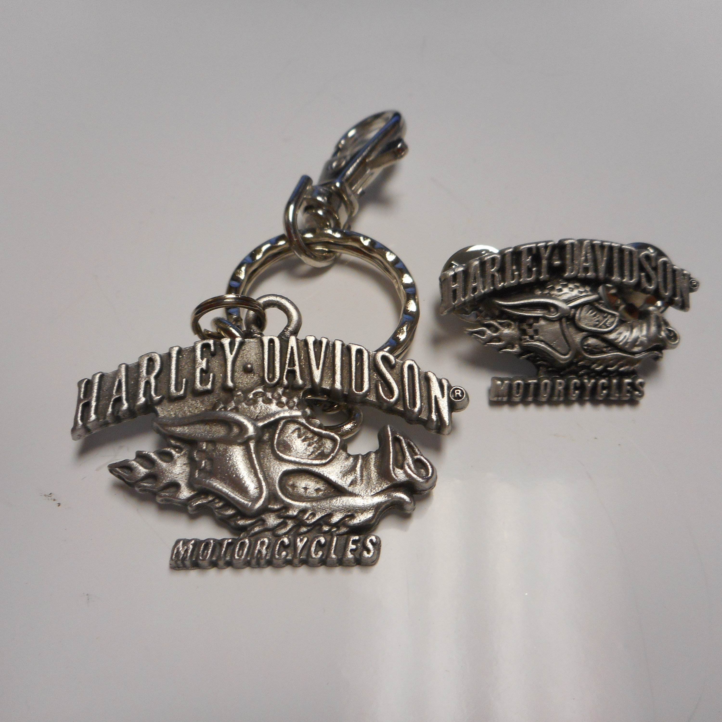 HARLEY DAVIDSON SILVERTONE MOTORCYCLES FEATHERS PIN HARLEY DAVIDSON SILVERTONE MOTORCYCLES FEATHERS PIN