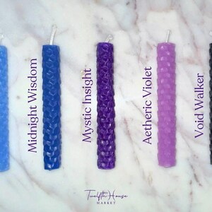 Puede incluir: Seis velas de diferentes colores y aromas. Las velas est&aacute;n etiquetadas como "Clear Skies", "Midnight Wisdom", "Mystic Insight", "Aetheric Violet", "Void Walker" y "Twelfth House Market".