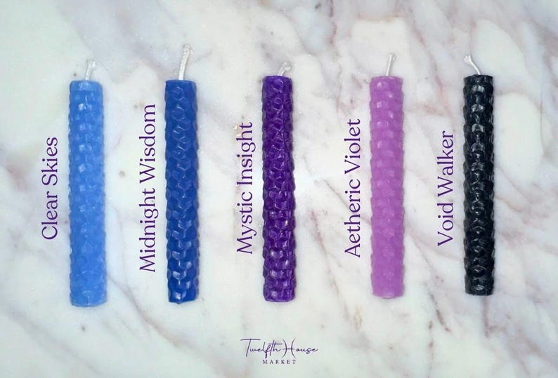 Puede incluir: Seis velas de diferentes colores y aromas. Las velas est&aacute;n etiquetadas como "Clear Skies", "Midnight Wisdom", "Mystic Insight", "Aetheric Violet", "Void Walker" y "Twelfth House Market".