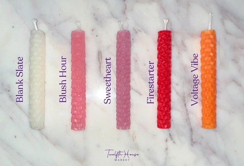 Puede incluir: Seis velas de diferentes colores con una superficie texturizada. Las velas est&aacute;n etiquetadas como "Blank Slate", "Blush Hour", "Sweetheart", "Firestarter", "Voltage Vibe" y "Twelfth House Market".