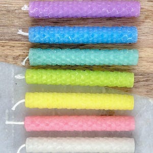 Mini velas de carillón para lanzar hechizos, establecer intenciones, rituales, trabajo energético. Hechas a mano y de origen local, 100 % cera de abejas de California, juego de 3. Pastels (7)