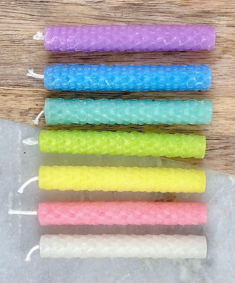 Mini velas de carillón para lanzar hechizos, establecer intenciones, rituales, trabajo energético. Hechas a mano y de origen local, 100 % cera de abejas de California, juego de 3. Pastels (7)