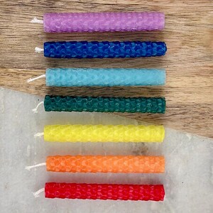 Mini velas de carillón para lanzar hechizos, establecer intenciones, rituales, trabajo energético. Hechas a mano y de origen local, 100 % cera de abejas de California, juego de 3. Chakra Set (7)