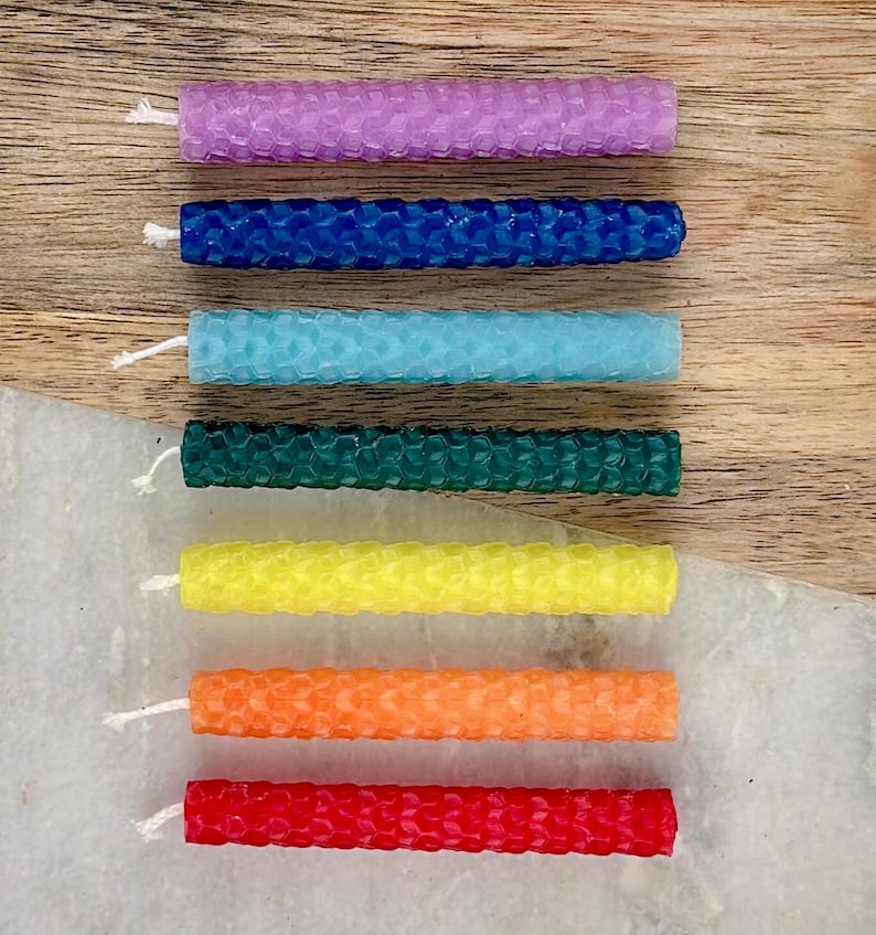 Mini velas de carillón para lanzar hechizos, establecer intenciones, rituales, trabajo energético. Hechas a mano y de origen local, 100 % cera de abejas de California, juego de 3. Chakra Set (7)