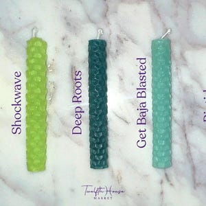 Puede incluir: Cinco velas de diferentes colores con un patr&oacute;n de panal. Las velas est&aacute;n etiquetadas de izquierda a derecha: Sunburst, Shockwave, Deep Roots, Get Baja Blasted, Riptide.