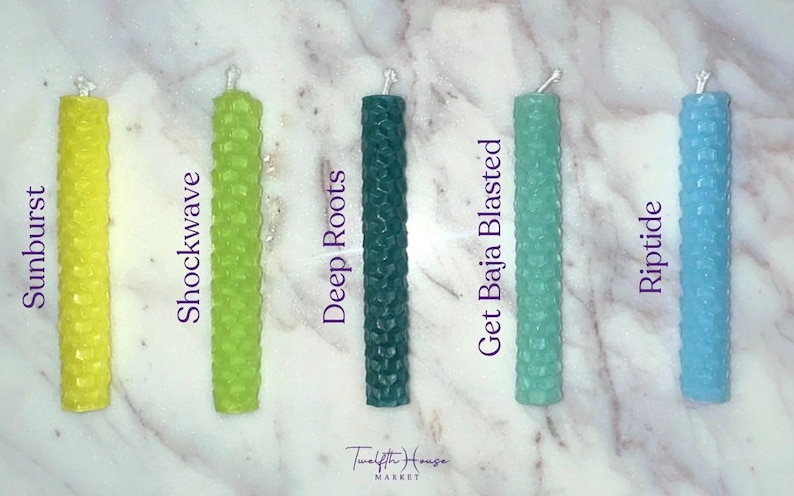 Puede incluir: Cinco velas de diferentes colores con un patr&oacute;n de panal. Las velas est&aacute;n etiquetadas de izquierda a derecha: Sunburst, Shockwave, Deep Roots, Get Baja Blasted, Riptide.