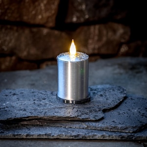 LED-Kerze "solid candle" - Leistungsstarke LED-Kerze aus Edelstahl. Flackerndes, warmweißes Licht – 2-3 Monate Leuchtdauer mit Batterien.