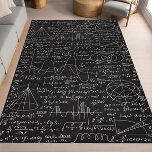 Può includere: Tappeto nero e bianco con un motivo matematico. Il tappeto presenta equazioni, grafici e forme geometriche, tra cui cerchi, coni e sfere. Lo sfondo è nero e il motivo è bianco.