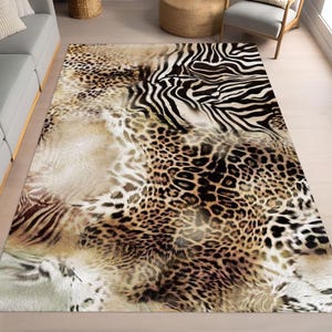 Peut inclure: Un tapis rectangulaire avec un motif animalier audacieux. Le tapis combine des taches de léopard, des rayures zébrées et une texture de fausse fourrure dans des tons marron, noir et crème, créant un look élégant.