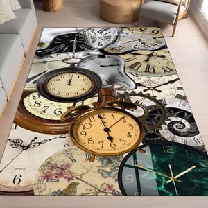 Puede incluir: Una alfombra colorida con un diseño de relojes y engranajes superpuestos. Los relojes tienen caras con números romanos y están en varios tonos de marrón, dorado y blanco. Los engranajes son plateados y negros.
