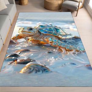 Puede incluir: Una tortuga marina azul y dorada adornada con joyas nadando a través de las olas del océano. La tortuga está rodeada de agua blanca y espumosa y rocas grises lisas.