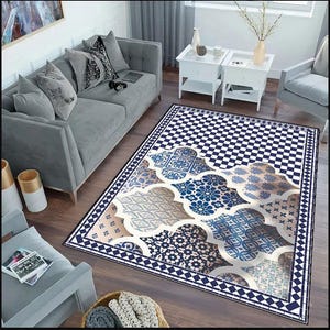 Puede incluir: Una alfombra rectangular con un diseño geométrico. La alfombra presenta un patrón de tablero de ajedrez en azul marino y blanco, y una sección central con motivos florales y geométricos azules, beige y blancos. Un borde azul marino enmarca el diseño.