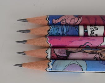 Hand Wrapped Comic Book Pencil Set in Blau und Magenta