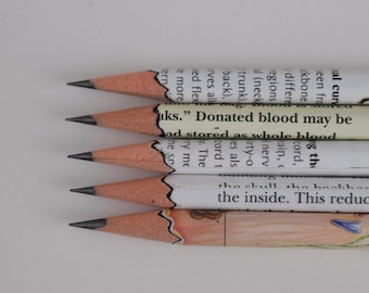 Könnte beinhalten: Sechs Bleistifte mit braunem Holzkorpus und schwarzen Graphitspitzen. Die Bleistifte sind in recyceltes Papier mit Text aus einem Buch eingewickelt. Der Text auf den Bleistiften lautet "uks." Donated blood may be and stored as whole blood the skull the backbone the inside. This reduces