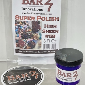 以下が含まれることがあります： 黒い蓋と紫色の容器に入った88.7mlのBar 27 Innovations Super Polish #58。製品には、カラフルな石の画像が印刷されたラベル付きの透明なビニール袋と、円形の白黒ステッカーが含まれています。