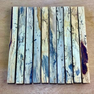Spalted Tamarind-köer i blankt exotiskt figurträ för specialdesignade biljardköer