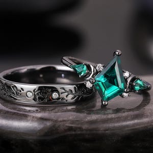 2pcs Gothic Emerald Couple Ring Set Vintage Black Gold Engraved Wedding Ring for Men and Women His and Her Anniversary Ring Gift for Husband