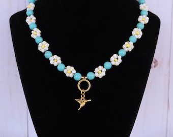 Hummingbird Gardens: White and Teal Daisy Chain Beaded Necklace with Golden Hummingbird Charm