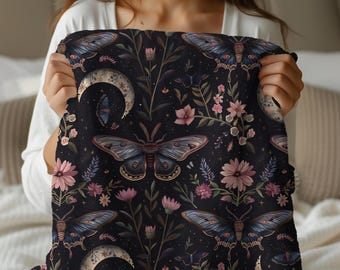 Couverture en peluche en velours avec ciel nocturne céleste, papillons de nuit et lune | Couverture livresques fantastiques
