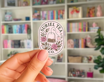Suriel Tea Company de Zazzle.be Liste d'envies Vous avez des idées ? Booktok ACOTAR, cadeau pour lecteur Kindle | Sticker livresques