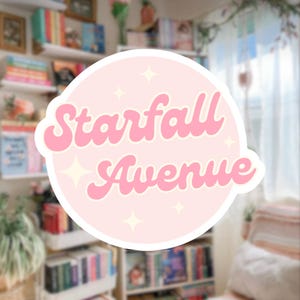 Pode incluir: Um adesivo rosa e branco com o texto "Starfall Avenue" em uma fonte retr&ocirc;. O adesivo tem um fundo rosa claro com quatro estrelas brancas. O fundo mostra estantes desfocadas cheias de livros.