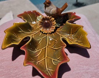 Piatto vintage in ceramica a forma di foglia con uccellino e girasole