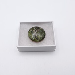 Broche con botón de mármol verde de Connemara y plata, marcado como plata - Envío a todo el mundo