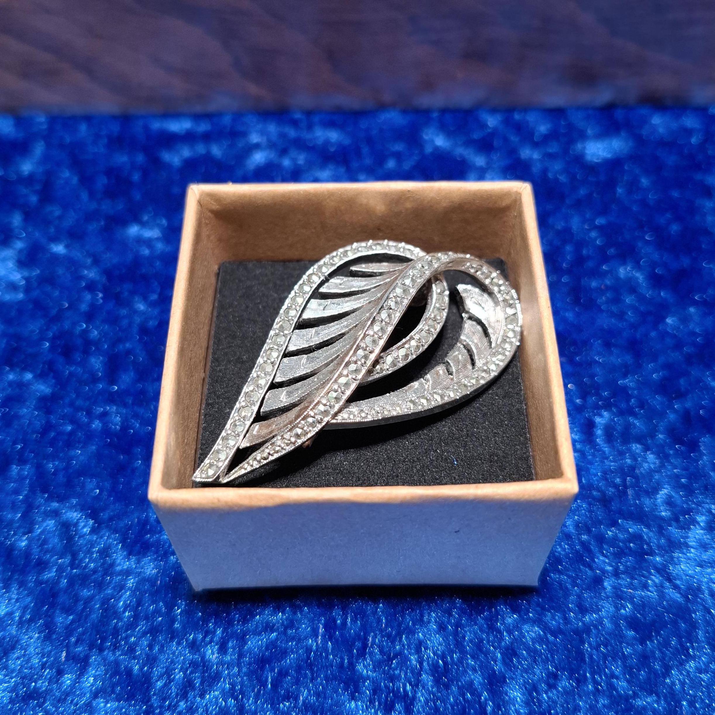 レアデザイン☆Sphinx☆ピンクアートガラス☆ヴィクトリアシャンデリアブローチ Vintage sphinx leaf brooch - Etsy 日本