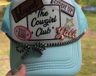 Gorra vaquera estilo camionero / Gorra con parche del club de vaqueras / Gorra de vaquera bendecida / Gorra Yee Haw / Gorra de chica campestre / Gorra de rodeo / Regalo vaquero para ella