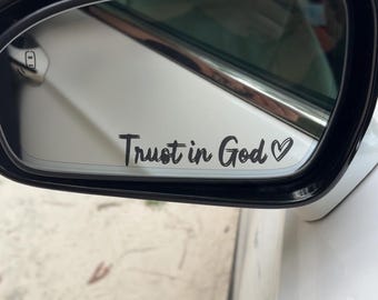 Adhesivo para espejo retrovisor con la frase "Confía en Dios" – Pegatina cristiana para coche, accesorio para automóvil con temática religiosa, vinilo con cita bíblica inspiradora para espejo retrovisor o lateral.