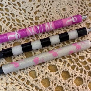 Glitter Checkerboard Pens – Personalized Cute Pen with Bows, Cherries or Classic – Custom Aesthetic Office & School Supplies